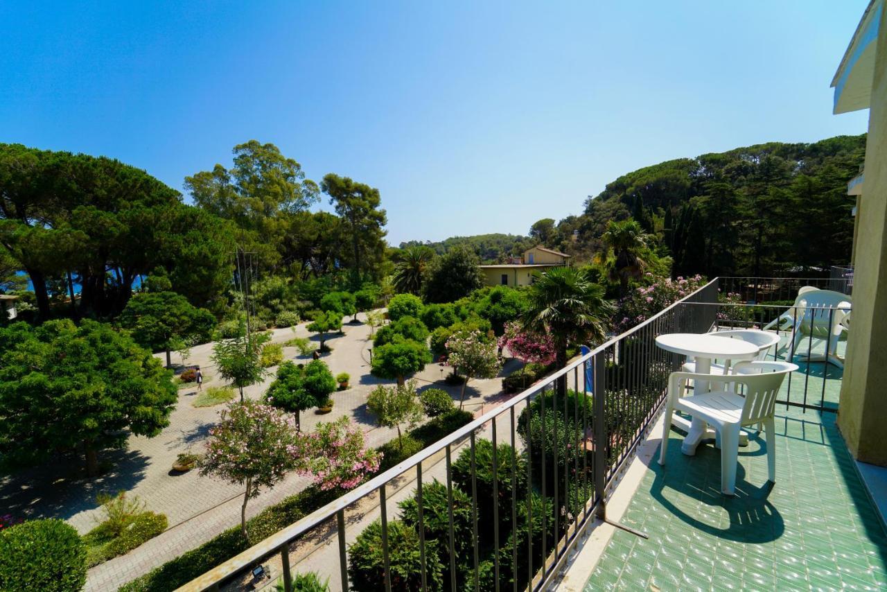 Hotel Le Acacie Capoliveri  Buitenkant foto