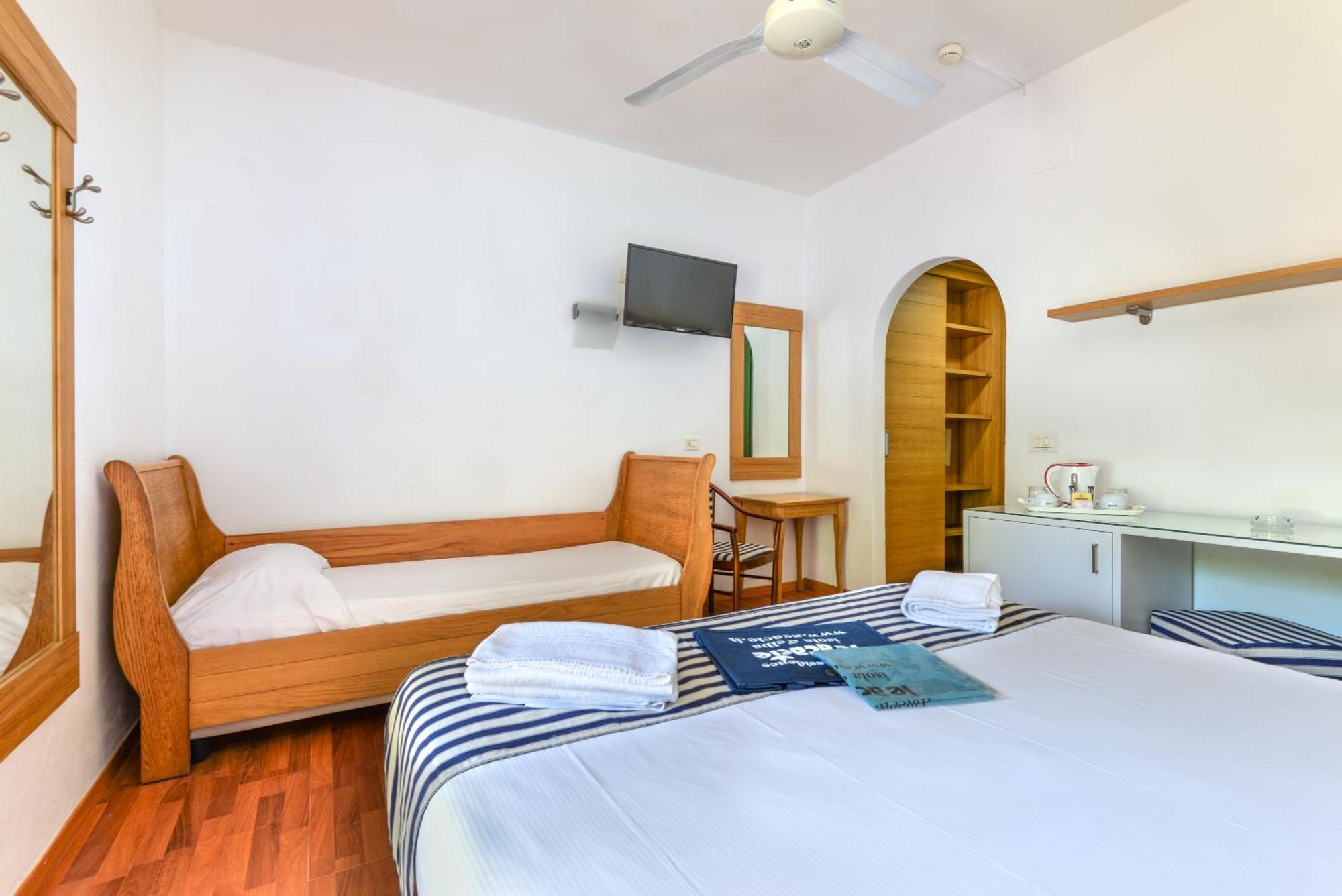 Hotel Le Acacie Capoliveri  Buitenkant foto